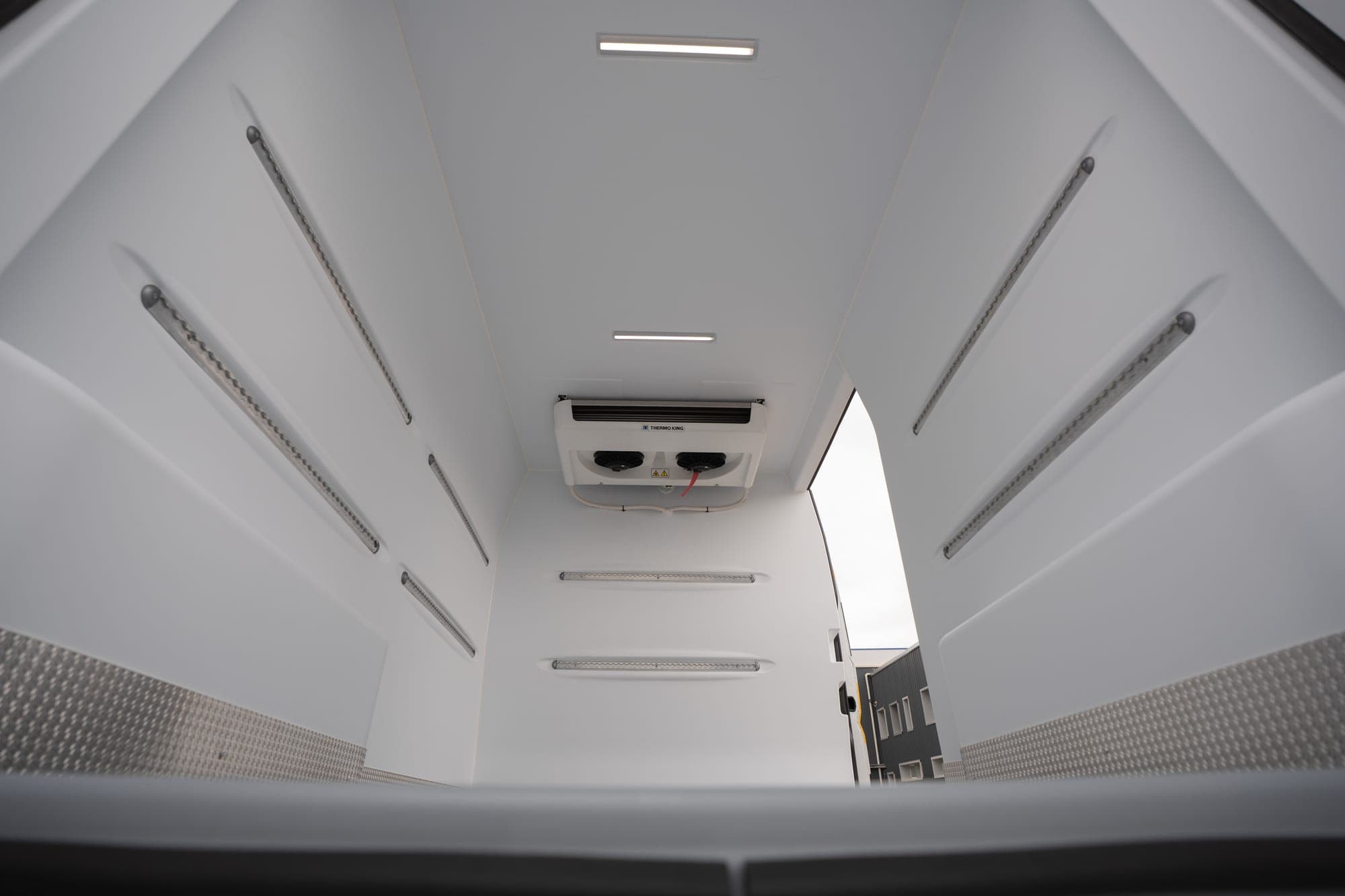 Przestrzeń ładunkowa Fiat Ducato z wykładziną Beyonder z termoformowanego ABS, bocznymi szynami i podłogą antypoślizgową.