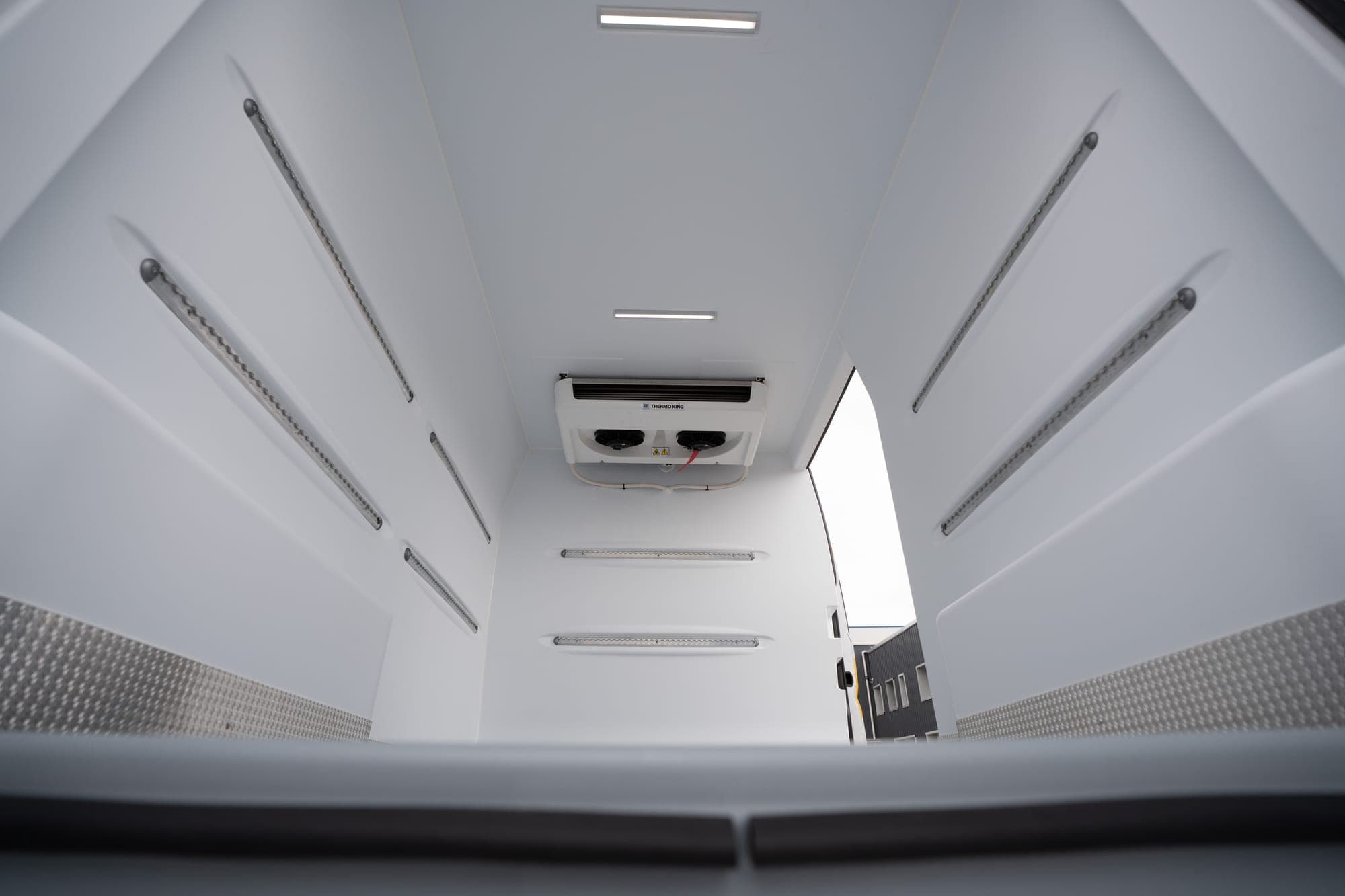 Przestrzeń ładunkowa Fiat Ducato z wykładziną Beyonder z termoformowanego ABS, bocznymi szynami i podłogą antypoślizgową.