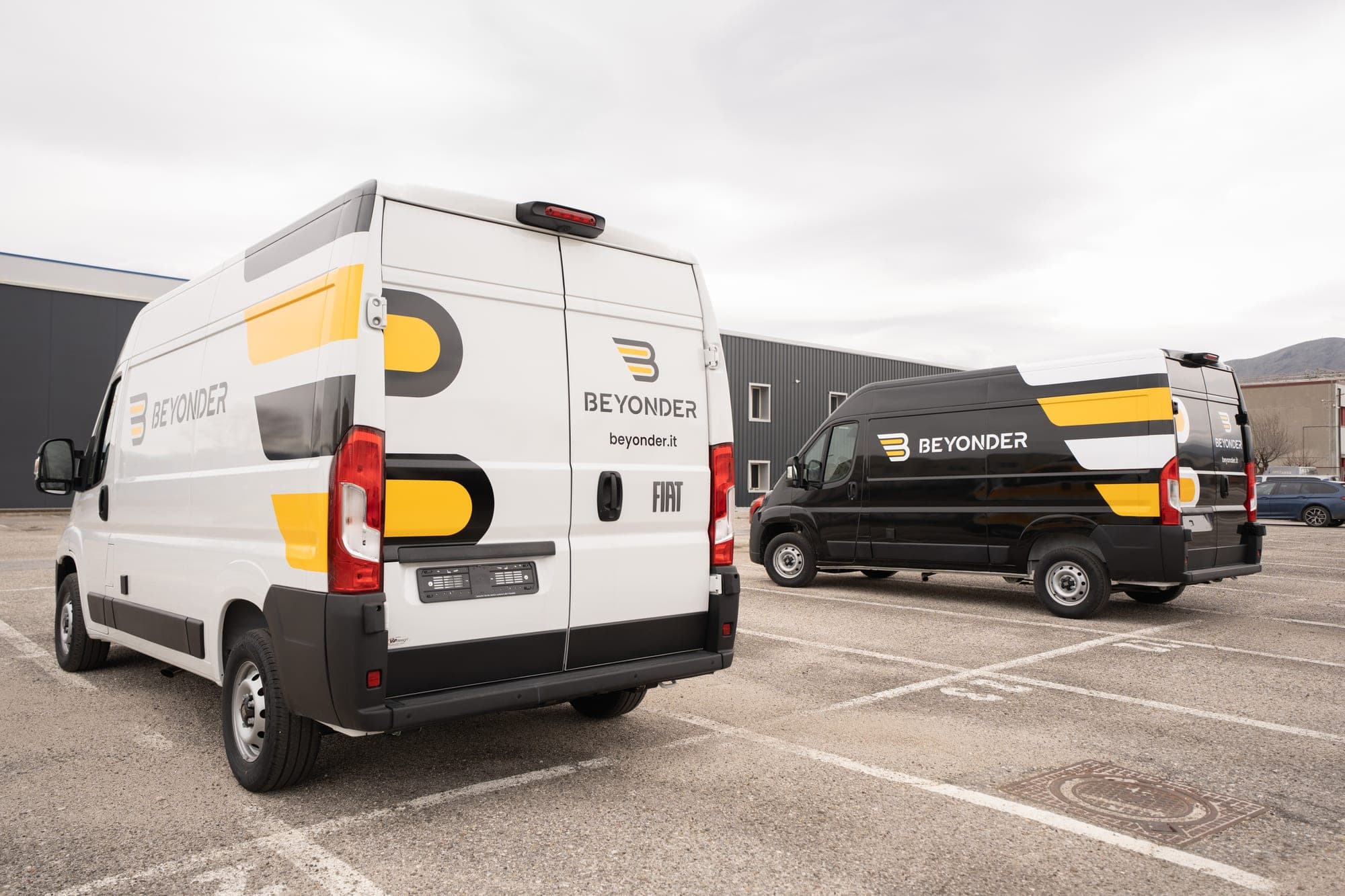 Izotermiczny Fiat Ducato Beyonder z agregatem dachowym i firmową grafiką.