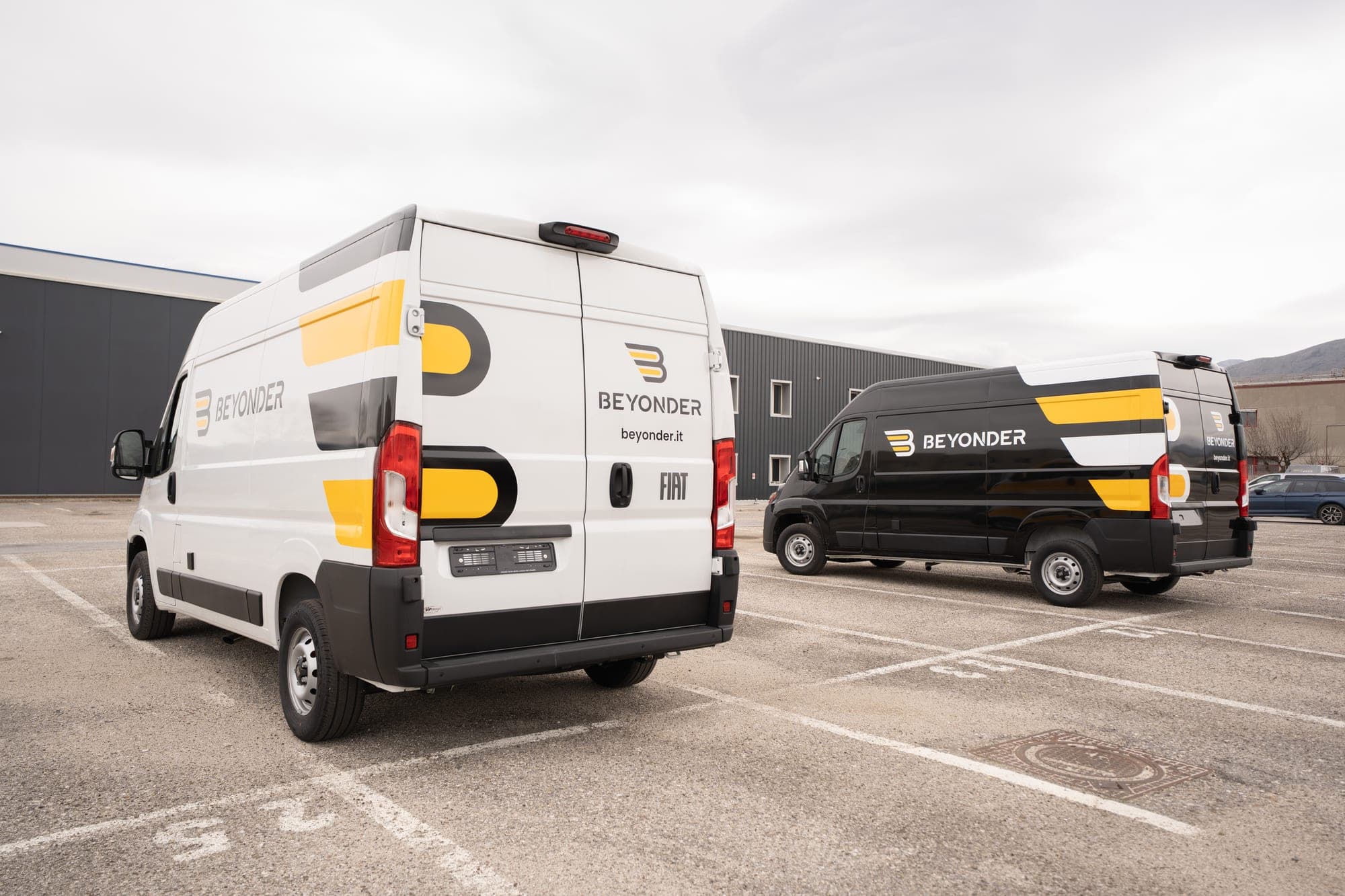 Izotermiczny Fiat Ducato Beyonder z agregatem dachowym i firmową grafiką.