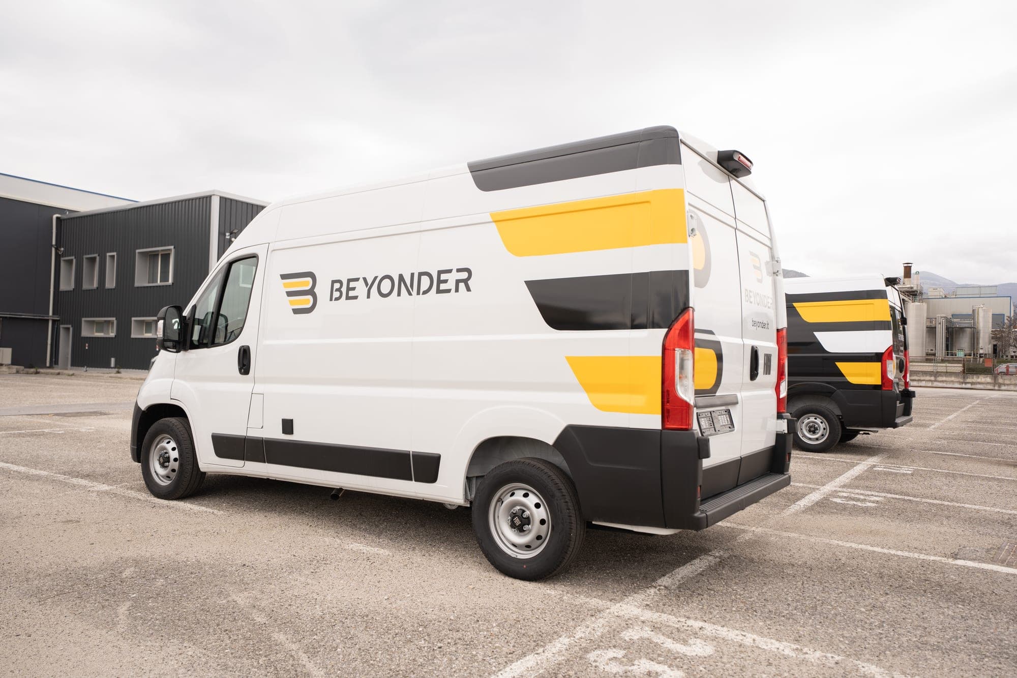 Izotermiczny Fiat Ducato Beyonder z agregatem dachowym i firmową grafiką.