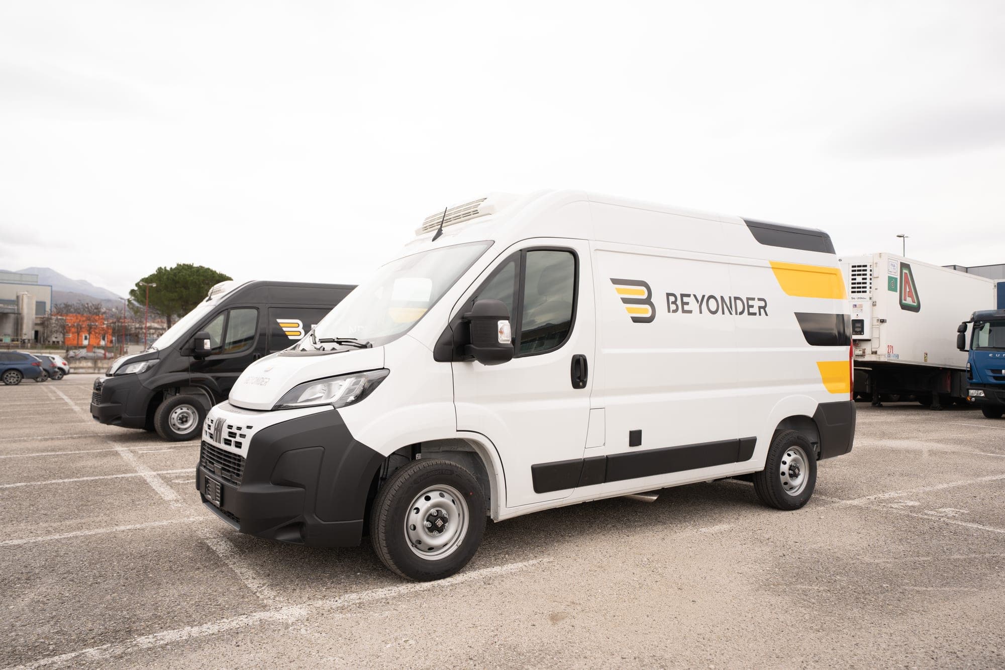 Izotermiczny Fiat Ducato Beyonder z agregatem dachowym i firmową grafiką.