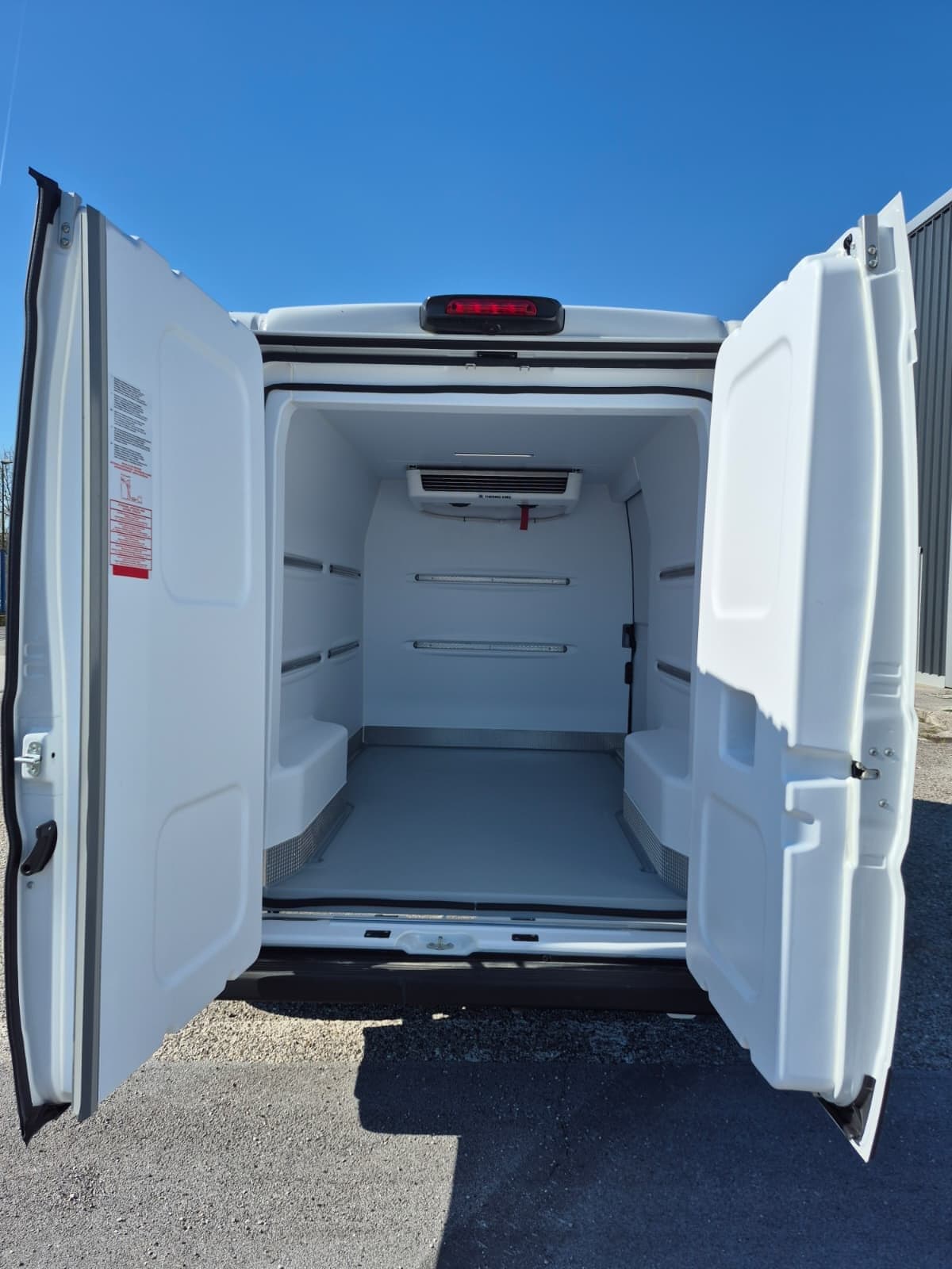Otwarte drzwi przestrzeni Fiat Ducato z wykładziną z termoformowanego ABS i podłogą antypoślizgową.