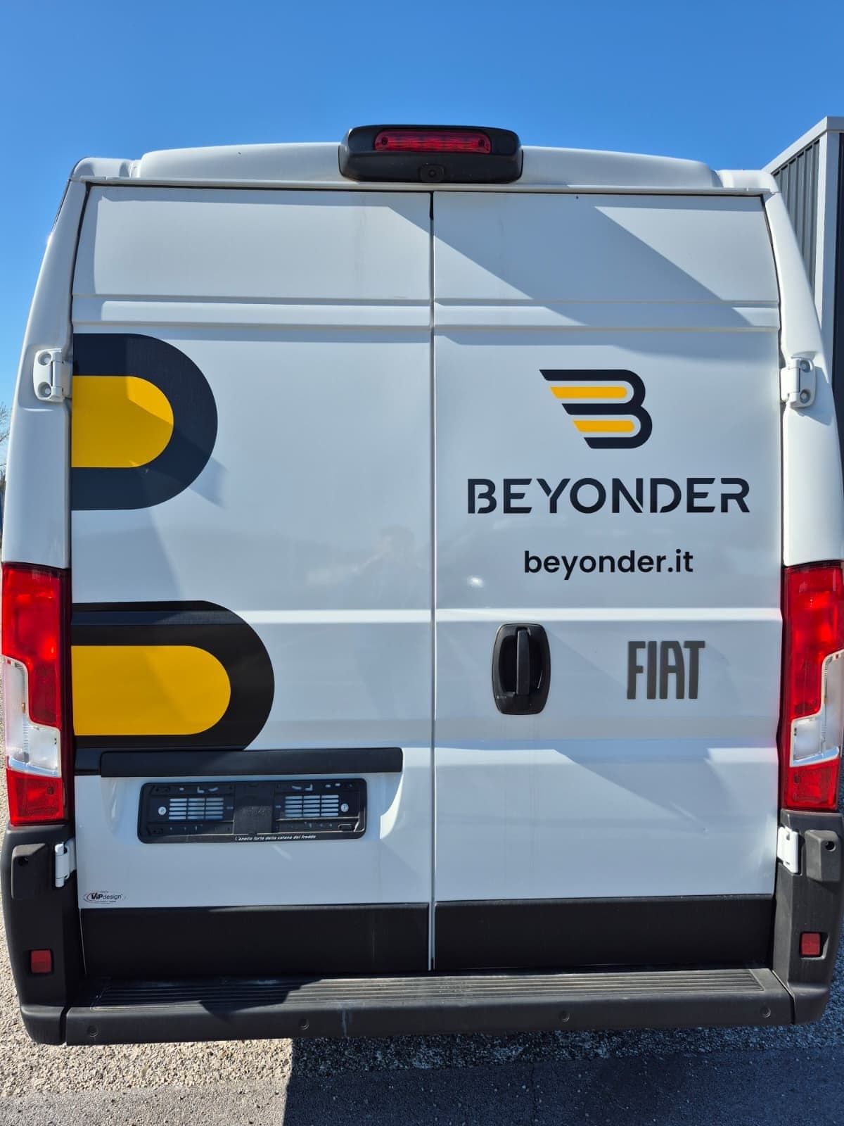 Logo Beyonder i aluminiowa szyna mocująca na białym panelu ABS w przestrzeni ładunkowej.