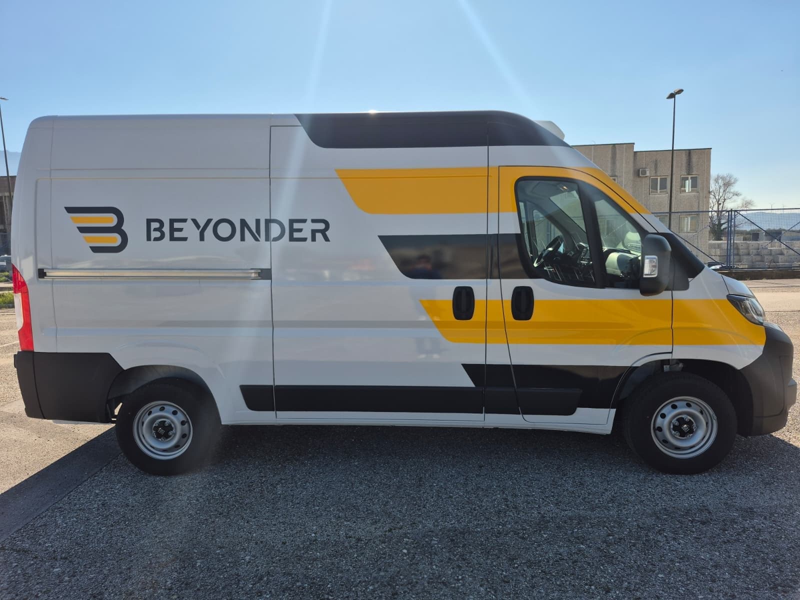 Izotermiczny Fiat Ducato Beyonder z agregatem dachowym i firmową grafiką.