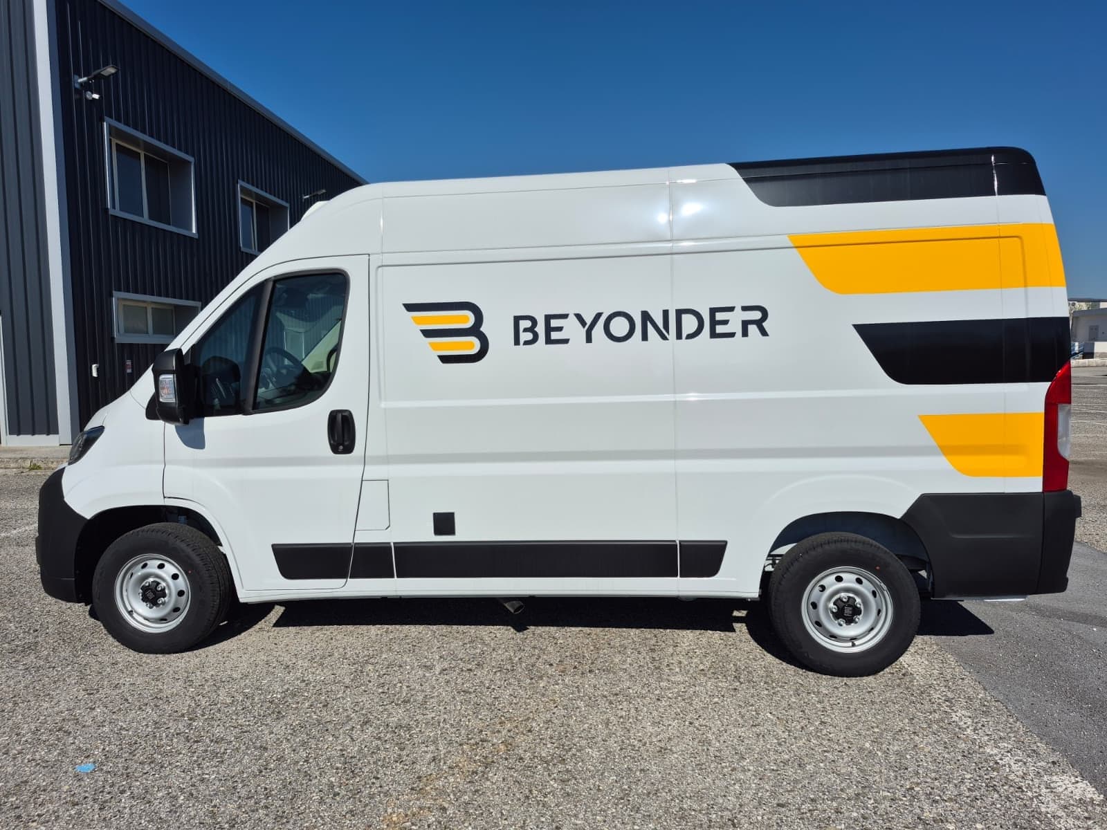 Izotermiczny Fiat Ducato Beyonder z agregatem dachowym i firmową grafiką.