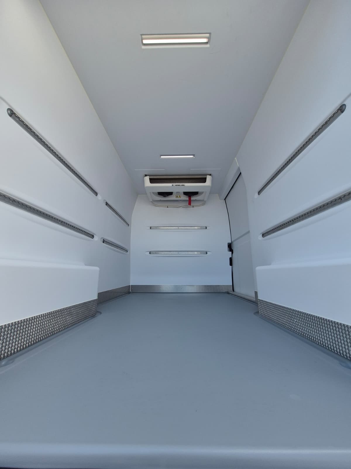 Przestrzeń ładunkowa Fiat Ducato z wykładziną Beyonder z termoformowanego ABS, bocznymi szynami i podłogą antypoślizgową.