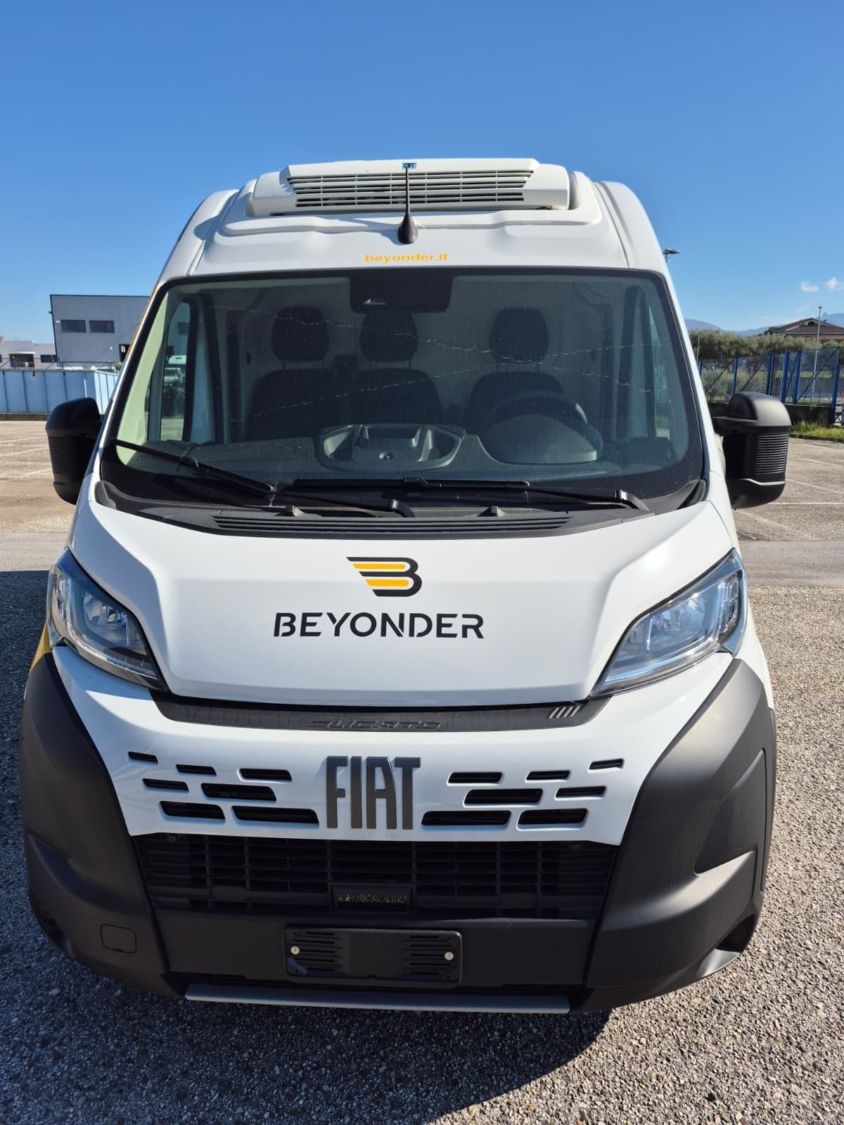 Izotermiczny Fiat Ducato Beyonder z agregatem dachowym i firmową grafiką.