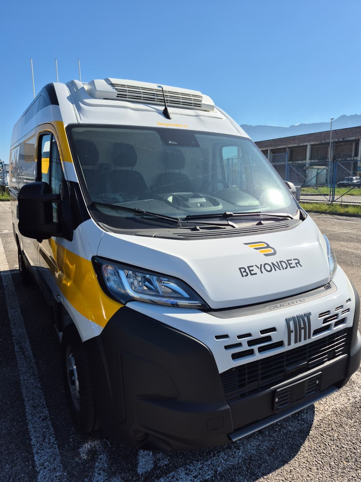 Izotermiczny Fiat Ducato Beyonder z agregatem dachowym i firmową grafiką.