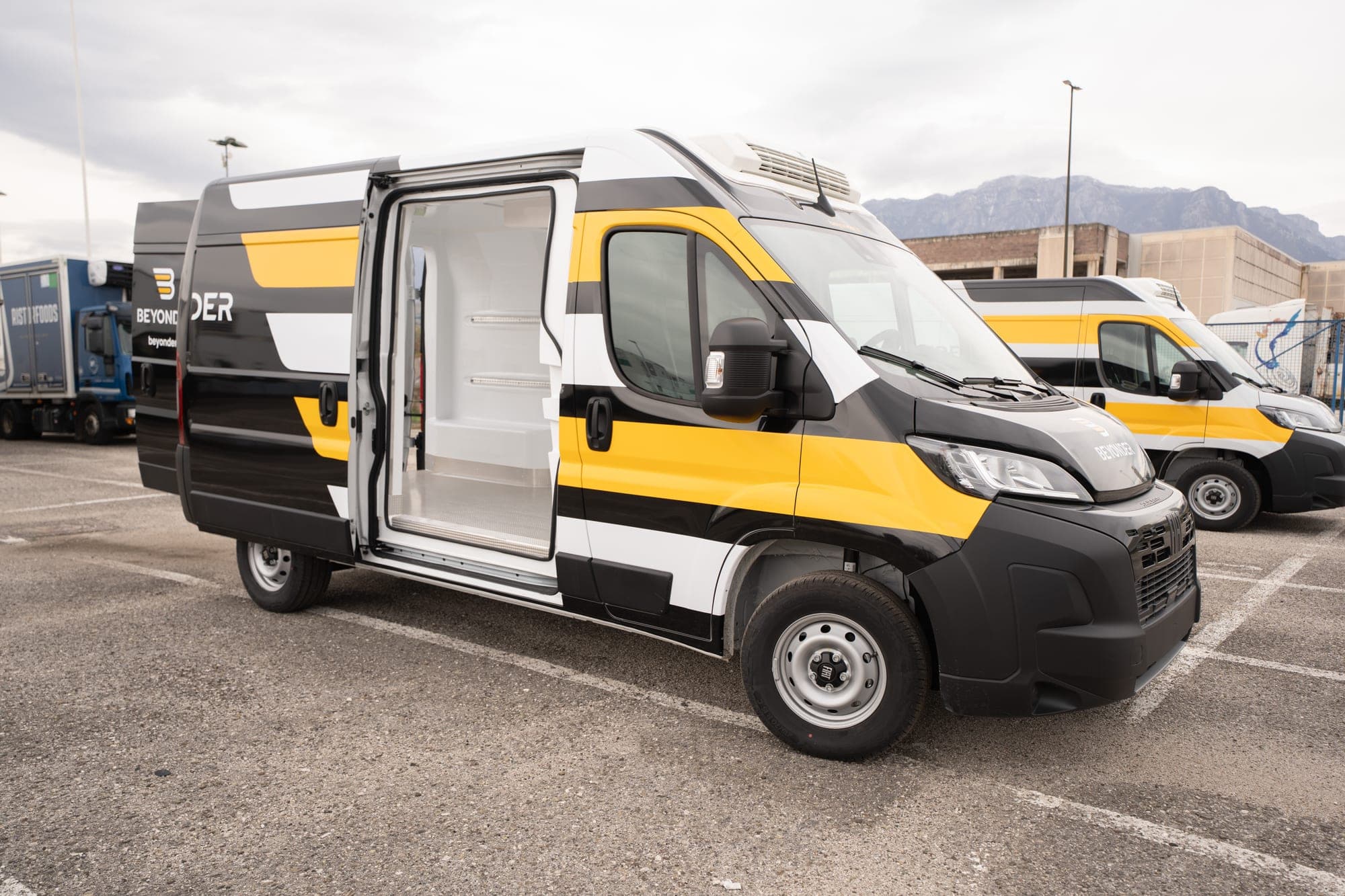 Izotermiczny Fiat Ducato Beyonder z agregatem dachowym i firmową grafiką.