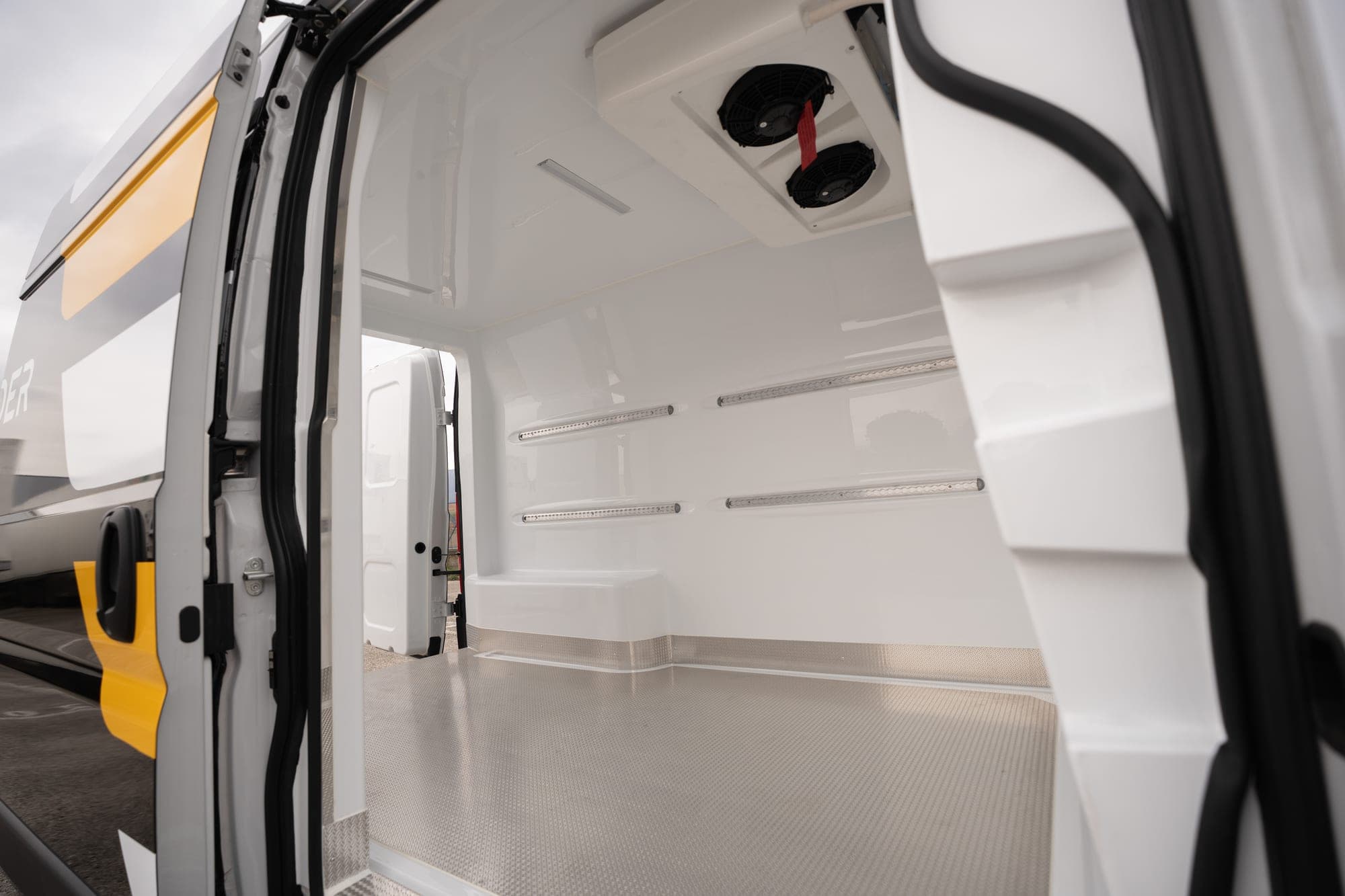 Przestrzeń ładunkowa Fiat Ducato z wykładziną Beyonder z termoformowanego ABS, bocznymi szynami i podłogą antypoślizgową.