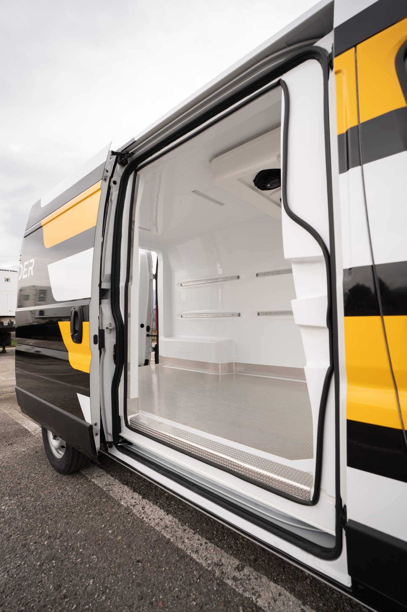 Otwarte drzwi przestrzeni Fiat Ducato z wykładziną z termoformowanego ABS i podłogą antypoślizgową.