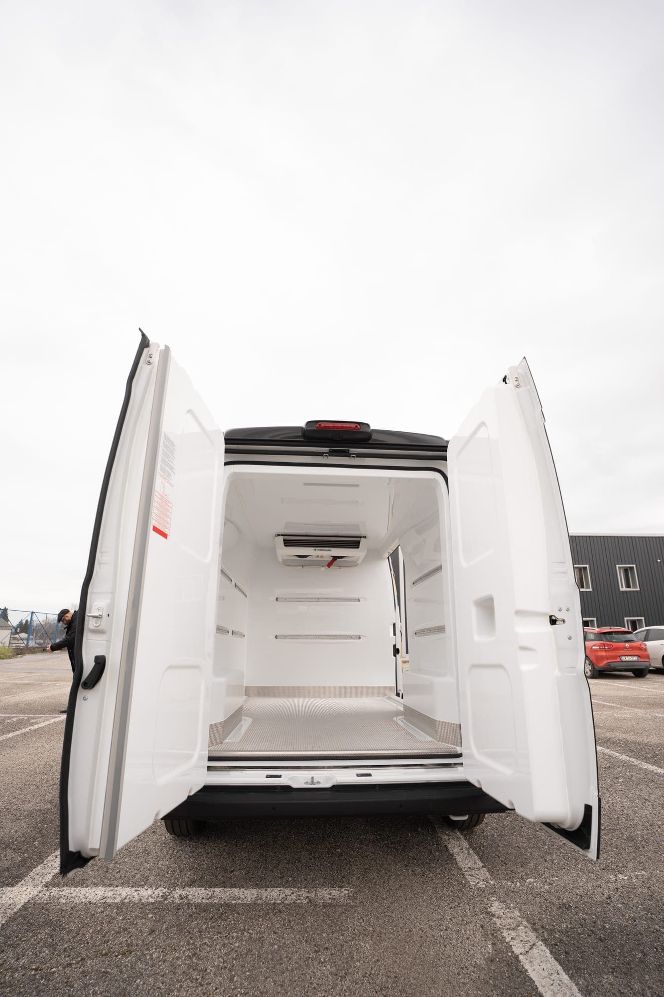 Przestrzeń ładunkowa Fiat Ducato z wykładziną Beyonder z termoformowanego ABS, bocznymi szynami i podłogą antypoślizgową.