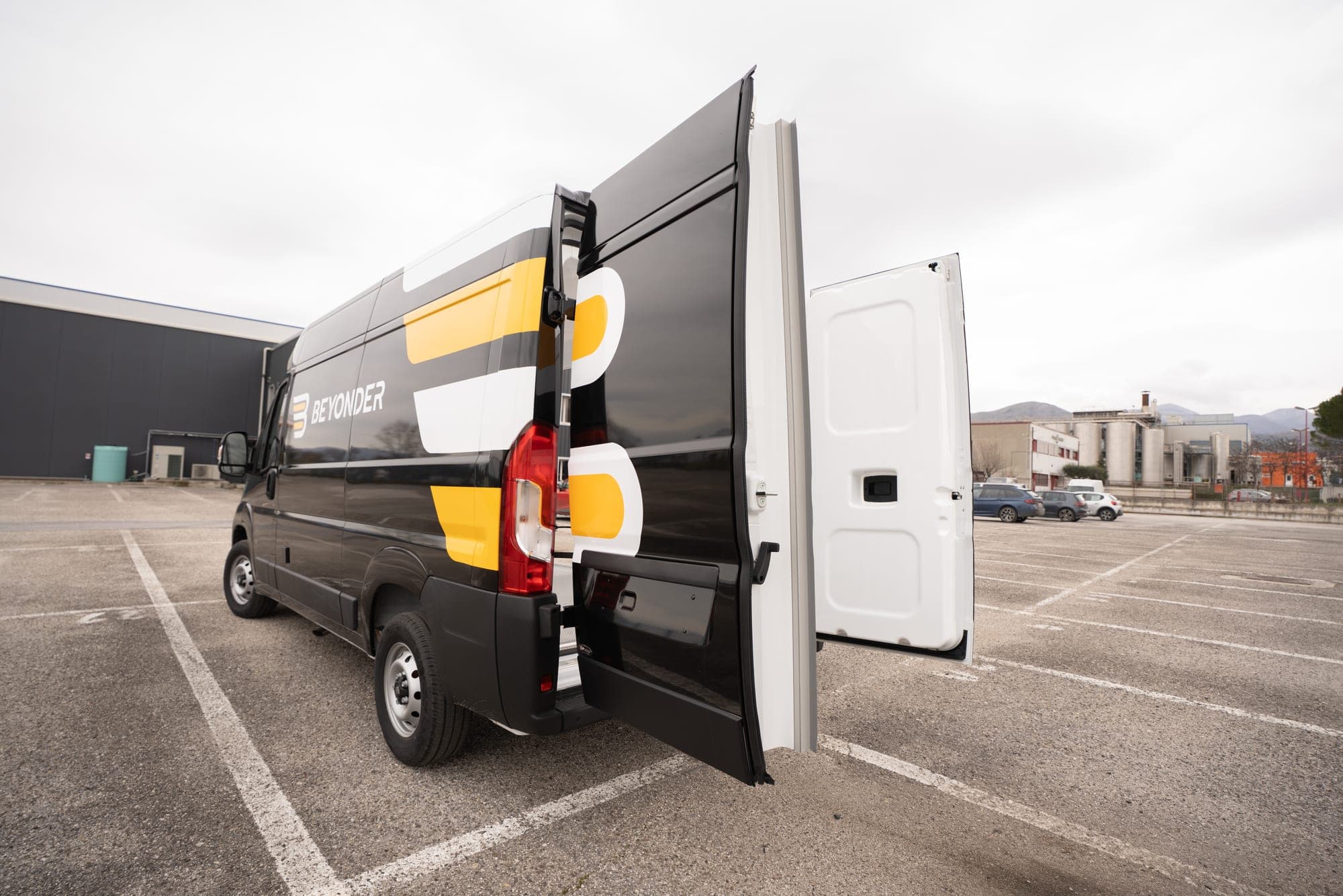 Otwarte drzwi przestrzeni Fiat Ducato z wykładziną z termoformowanego ABS i podłogą antypoślizgową.