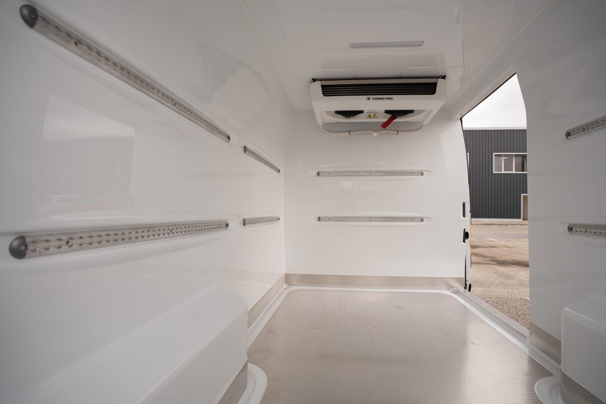 Przestrzeń ładunkowa Fiat Ducato z wykładziną Beyonder z termoformowanego ABS, bocznymi szynami i podłogą antypoślizgową.