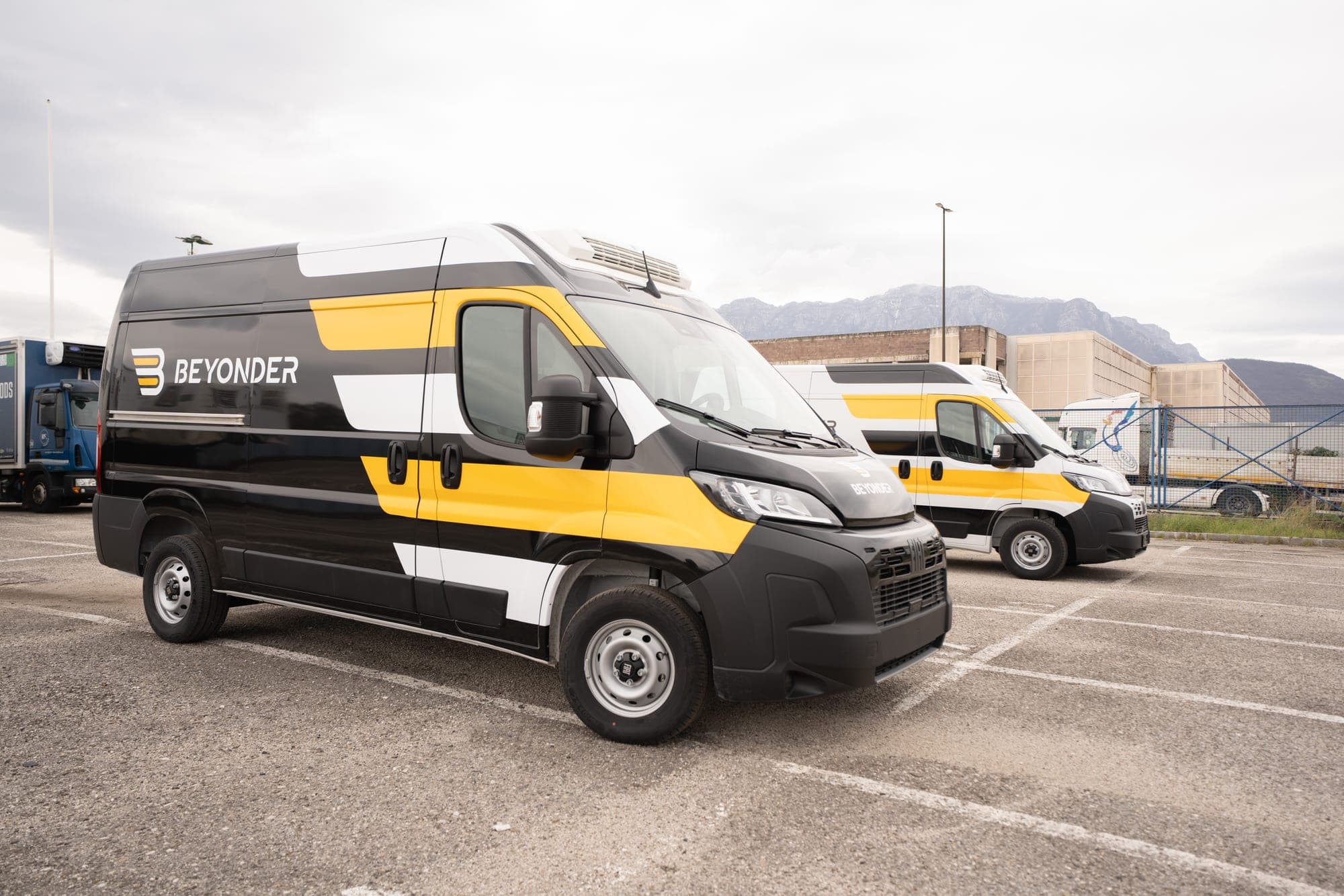 Izotermiczny Fiat Ducato Beyonder z agregatem dachowym i firmową grafiką.