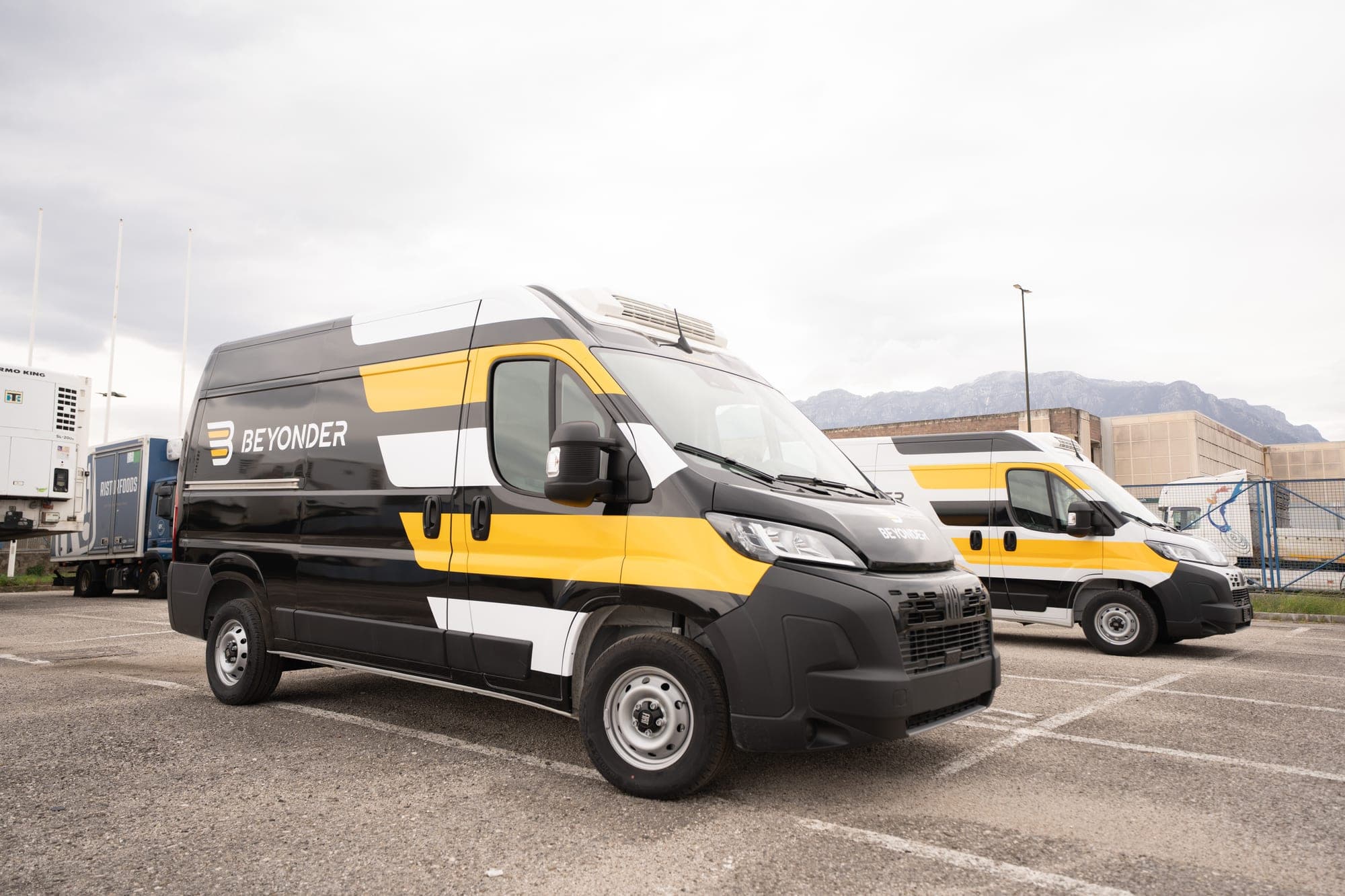 Izotermiczny Fiat Ducato Beyonder z agregatem dachowym i firmową grafiką.