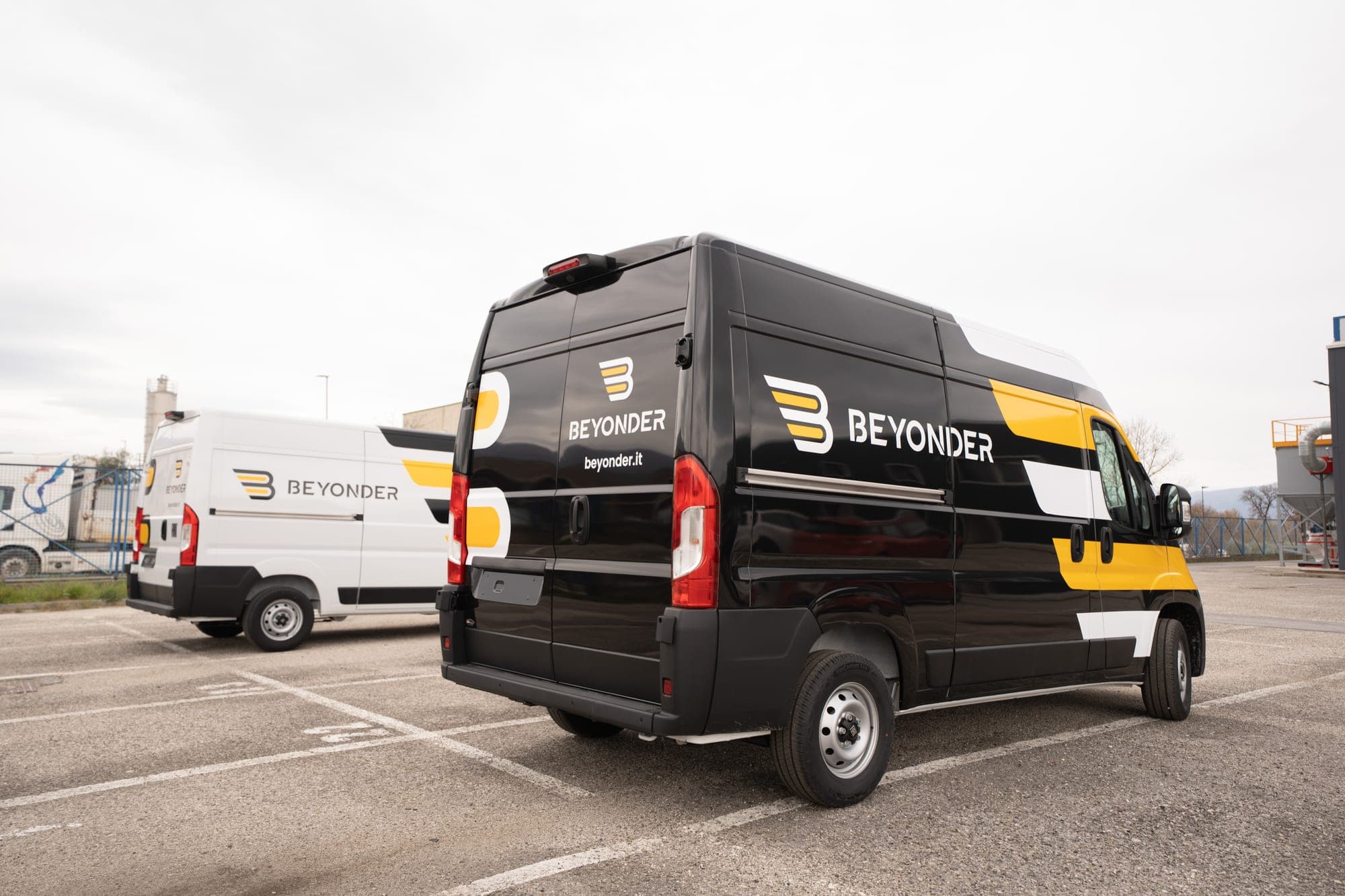 Izotermiczny Fiat Ducato Beyonder z agregatem dachowym i firmową grafiką.
