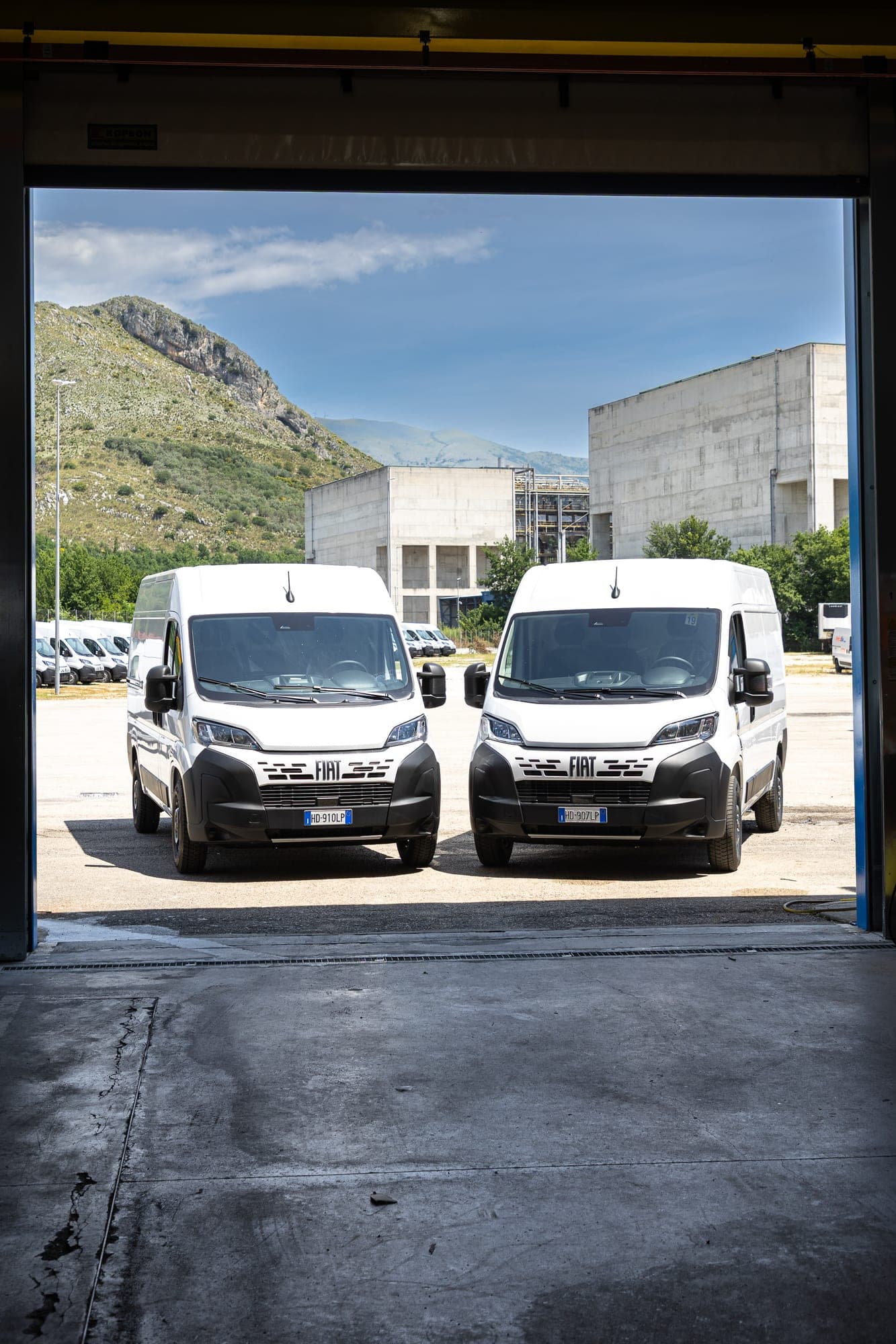 Izotermiczny Fiat Ducato Beyonder z agregatem dachowym i firmową grafiką.