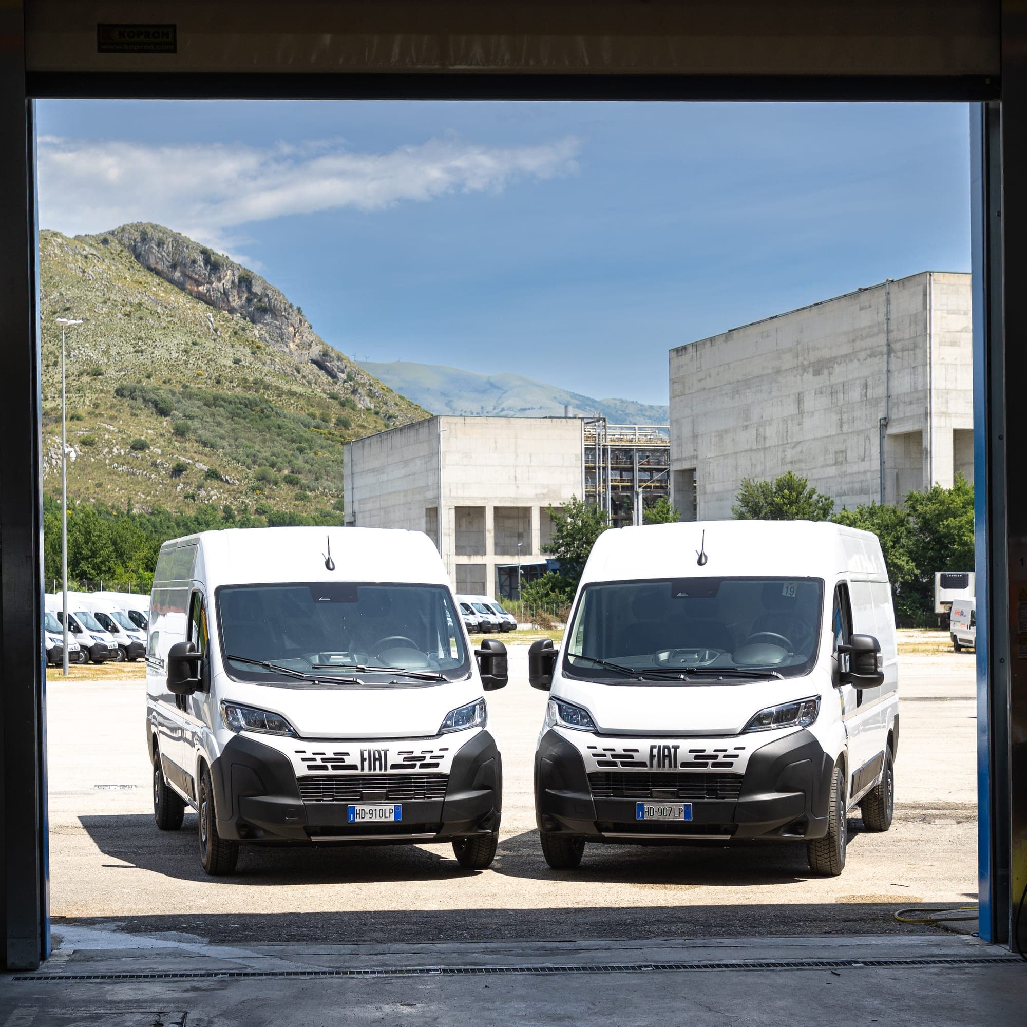Izotermiczny Fiat Ducato Beyonder z agregatem dachowym i firmową grafiką.