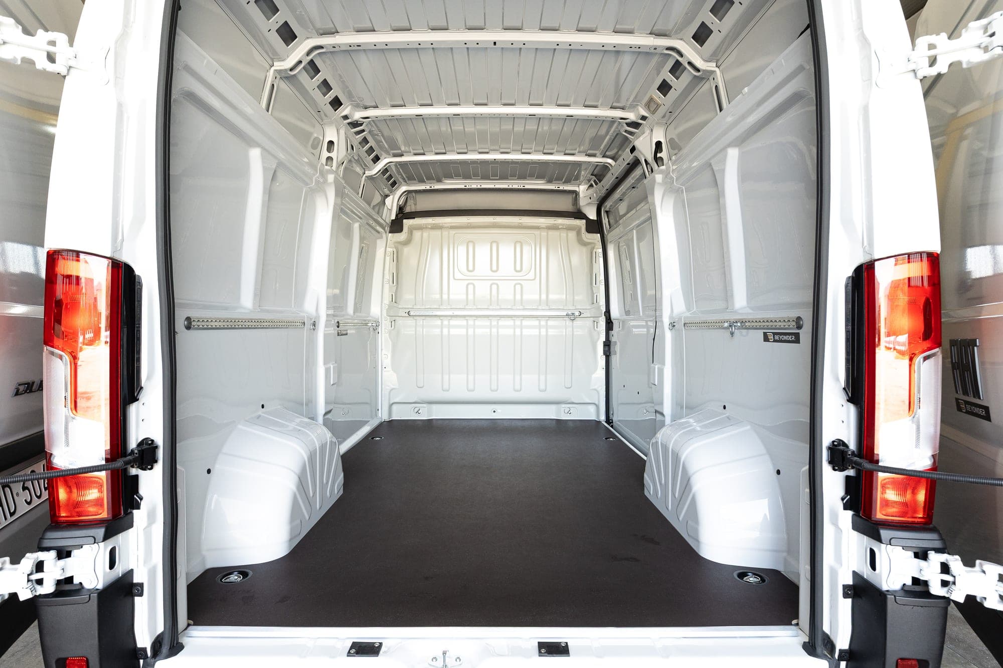 Przestrzeń ładunkowa Fiat Ducato z wykładziną Beyonder z termoformowanego ABS, bocznymi szynami i podłogą antypoślizgową.