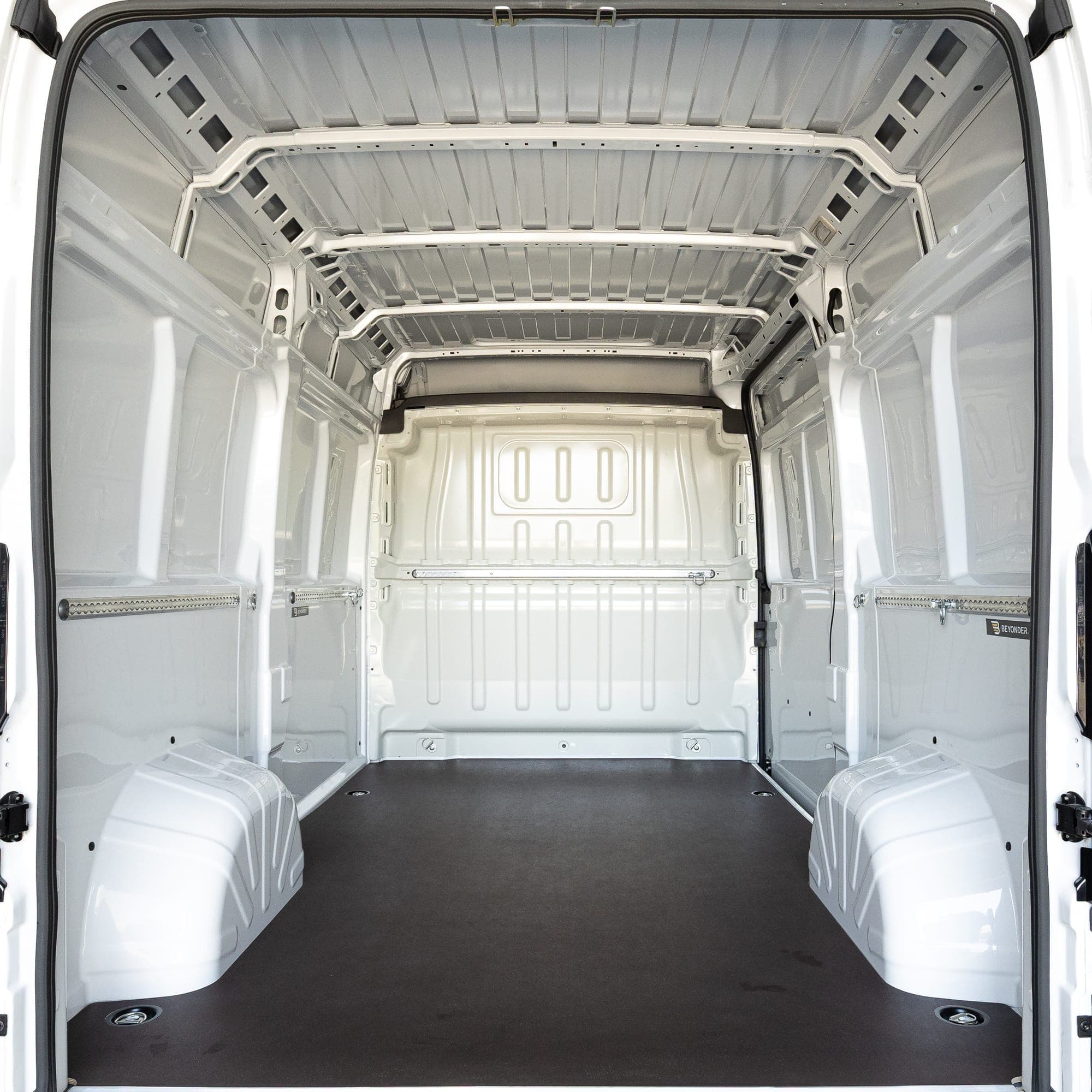 Przestrzeń ładunkowa Fiat Ducato z wykładziną Beyonder z termoformowanego ABS, bocznymi szynami i podłogą antypoślizgową.