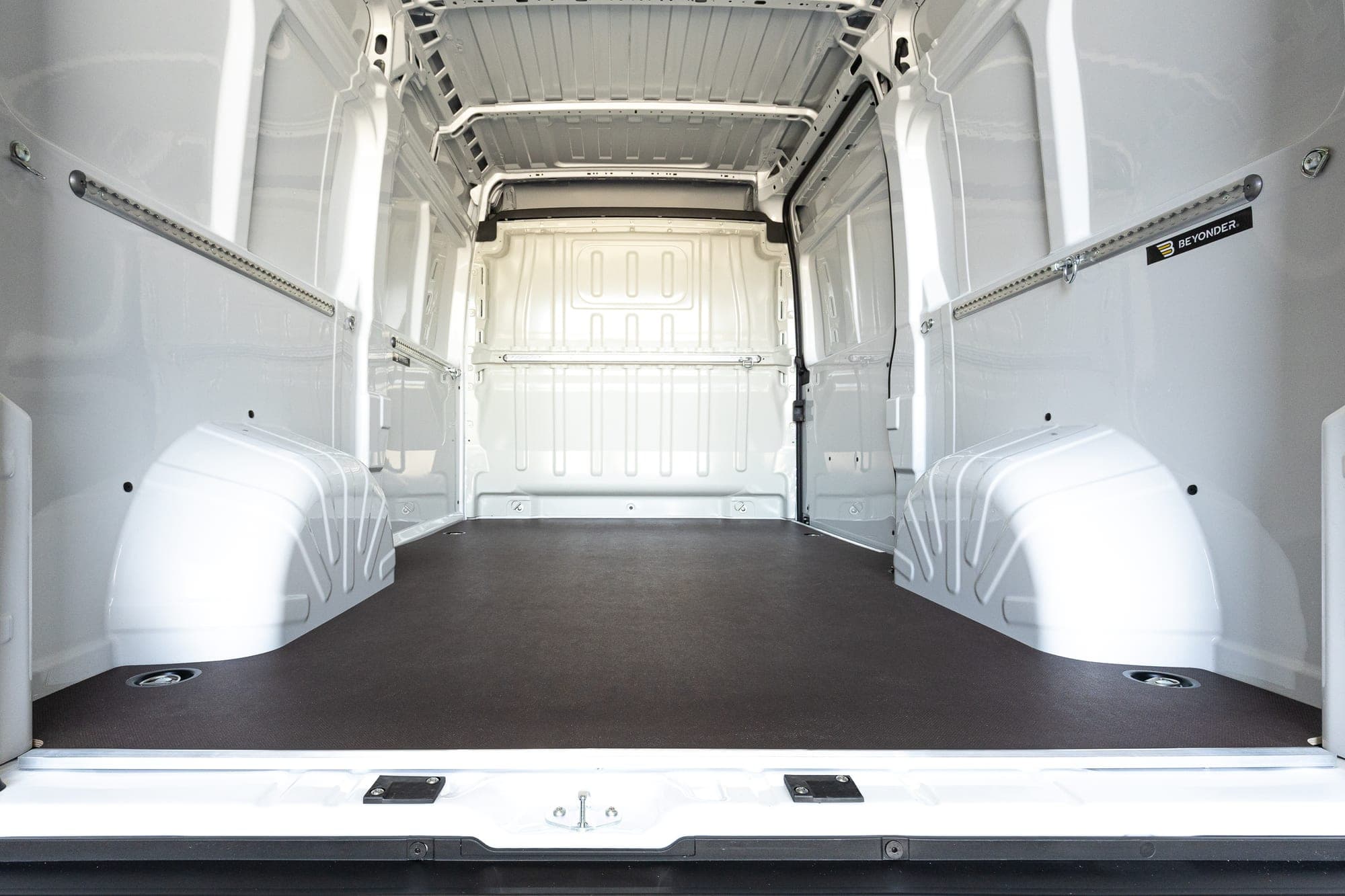 Przestrzeń ładunkowa Fiat Ducato z wykładziną Beyonder z termoformowanego ABS, bocznymi szynami i podłogą antypoślizgową.