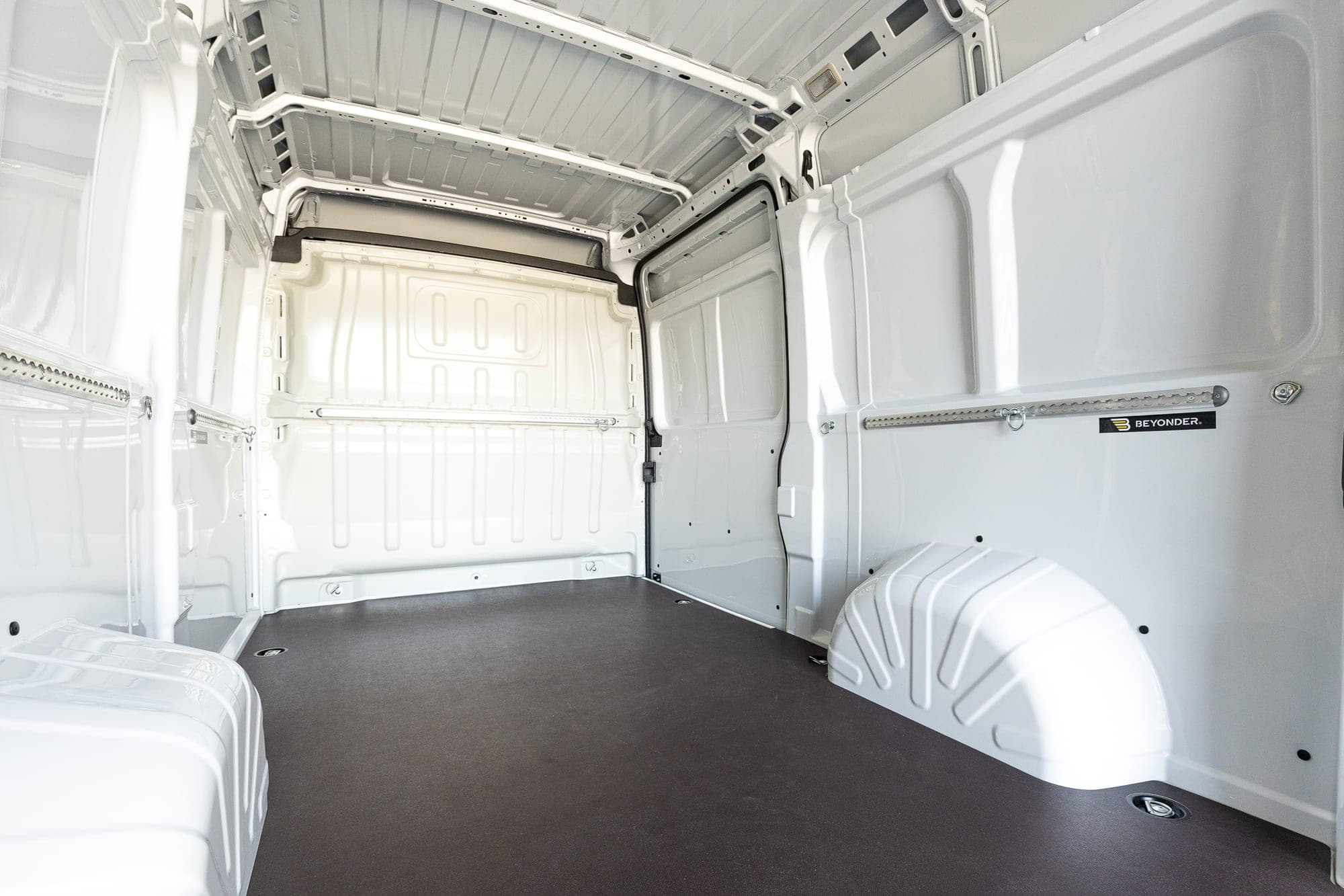 Przestrzeń ładunkowa Fiat Ducato z wykładziną Beyonder z termoformowanego ABS, bocznymi szynami i podłogą antypoślizgową.