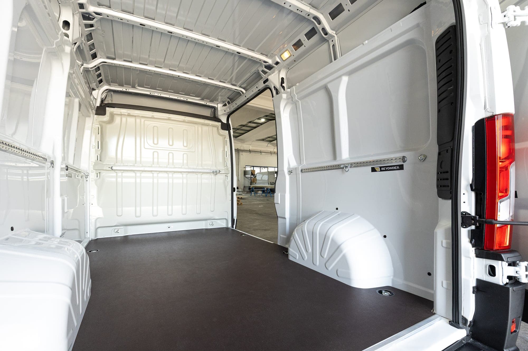 Przestrzeń ładunkowa Fiat Ducato z wykładziną Beyonder z termoformowanego ABS, bocznymi szynami i podłogą antypoślizgową.