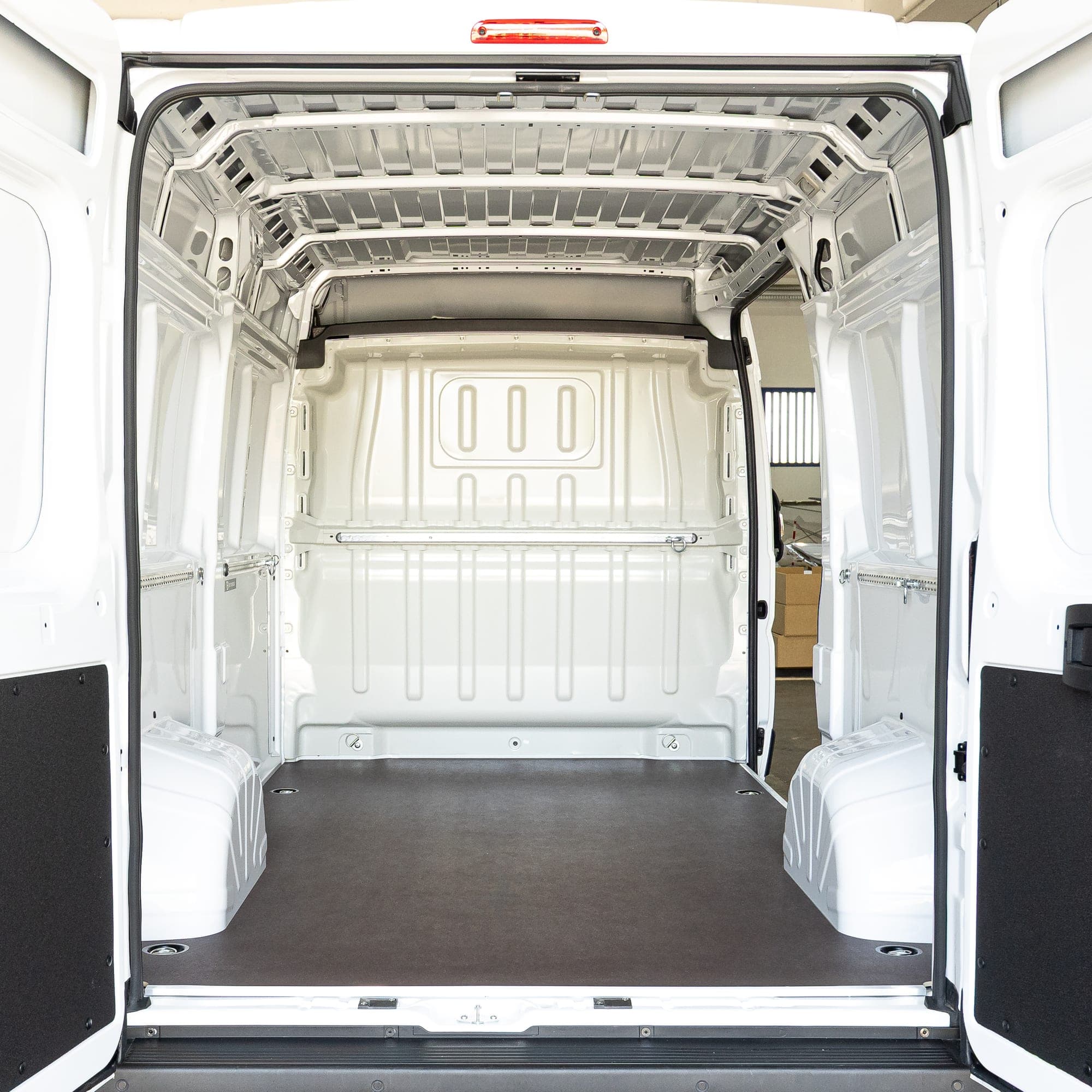 Pusta izotermiczna przestrzeń ładunkowa Fiat Ducato z białymi panelami ABS Beyonder i ciemną podłogą antypoślizgową.