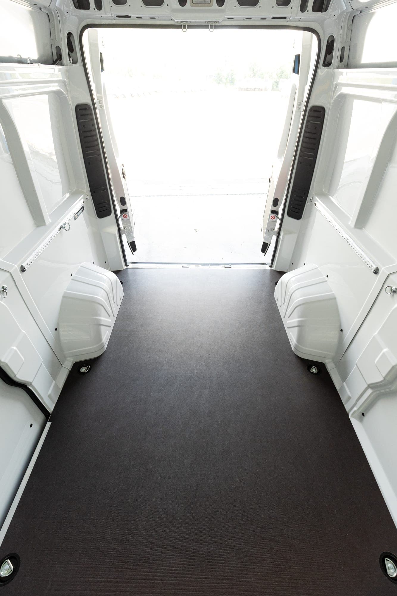 Detal podłogi antypoślizgowej w izotermicznej przestrzeni Fiat Ducato z bocznymi panelami ABS Beyonder.