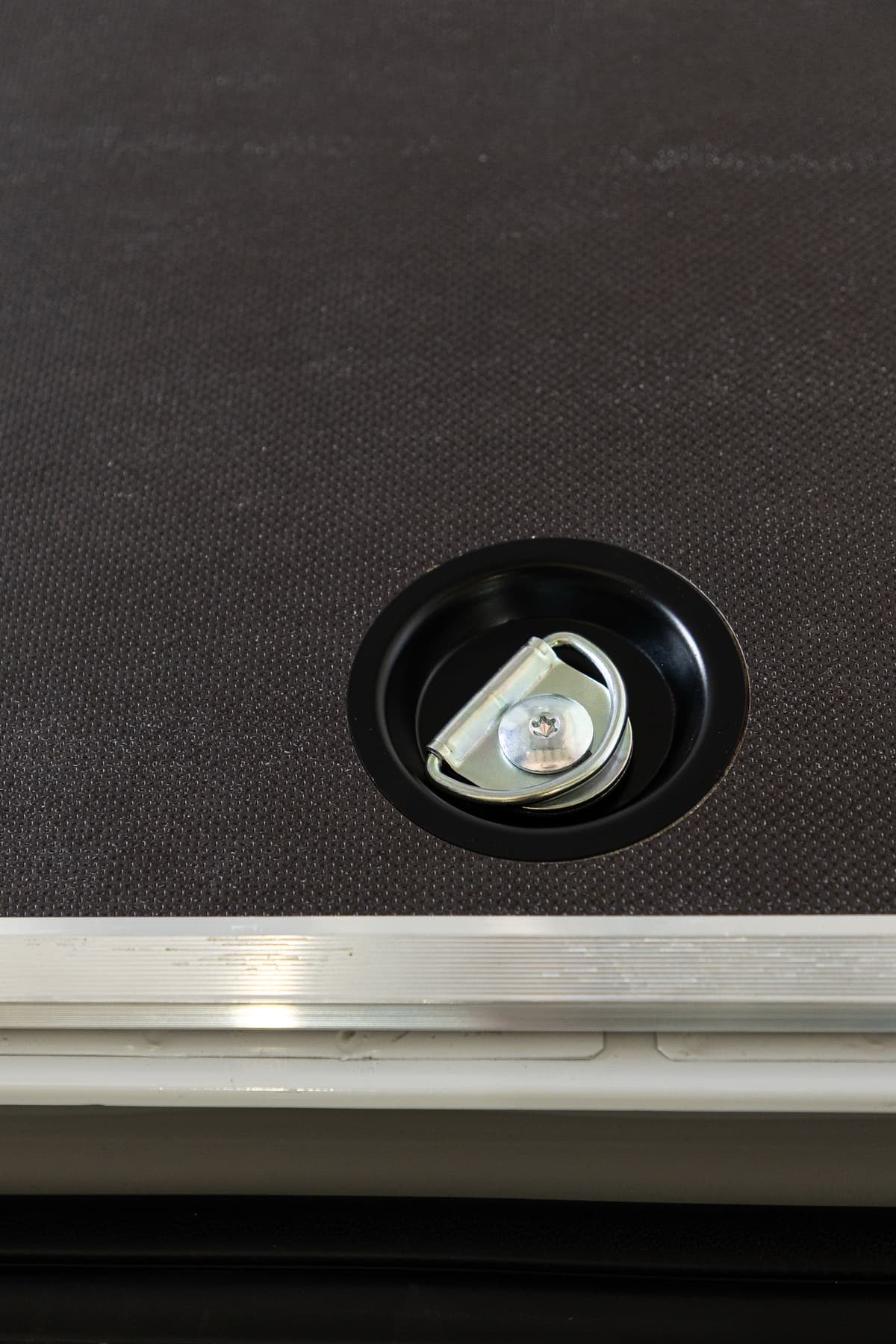 Anello di ancoraggio incassato nel pianale